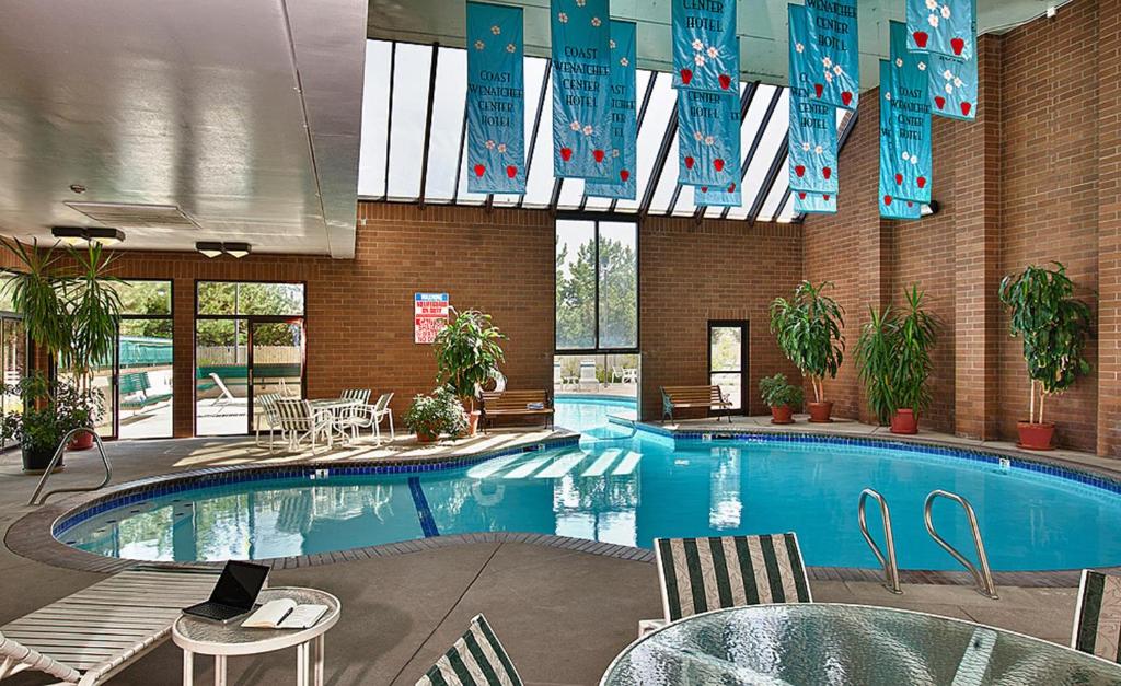 Bazén v ubytování Coast Wenatchee Center Hotel nebo v jeho okolí