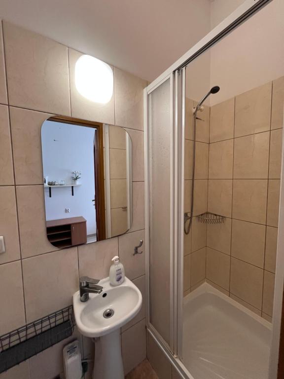 Hotel Polonia - Eenpersoonskamer Met Eigen Badkamer