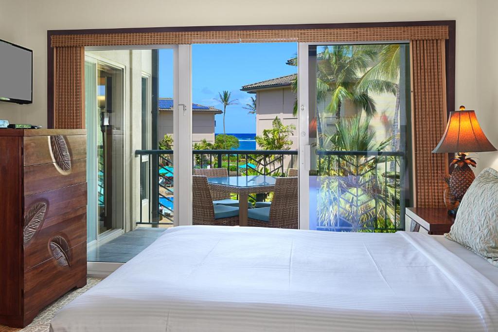Postel nebo postele na pokoji v ubytování Waipouli Beach Resort and Spa Kauai by OUTRIGGER