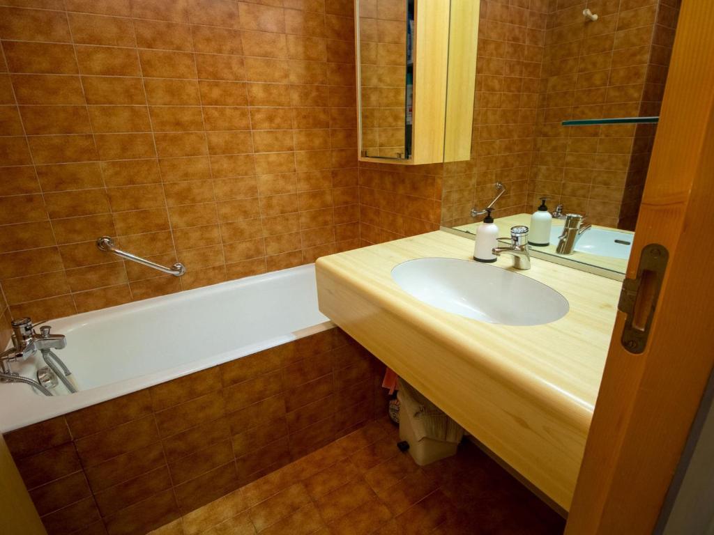Zdjęcie z galerii obiektu Appartement fonctionnel proche pistes avec balcon à Méribel - FR-1-688-33 w Méribel