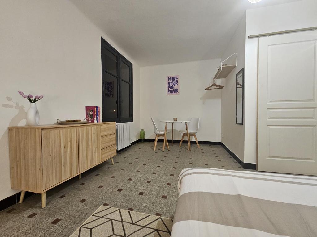 a room with a bedroom with a table and a bed at Vue Cité Médiévale Castel View in Carcassonne