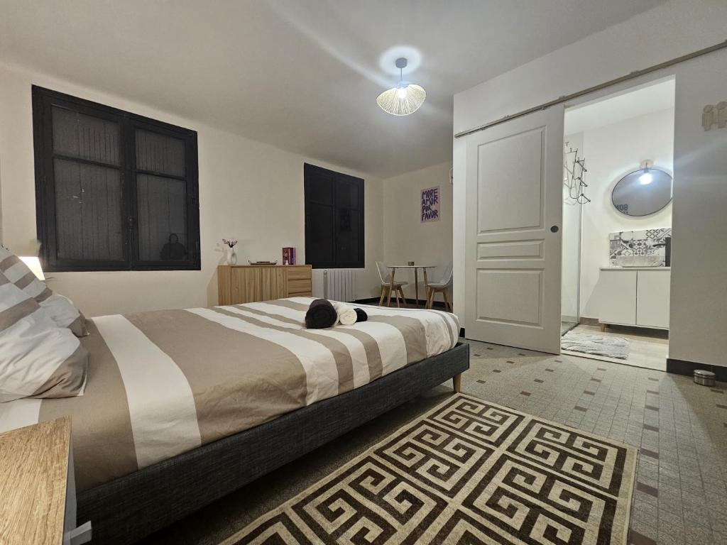 a bedroom with a bed with a cat laying on it at Vue Cité Médiévale Castel View in Carcassonne