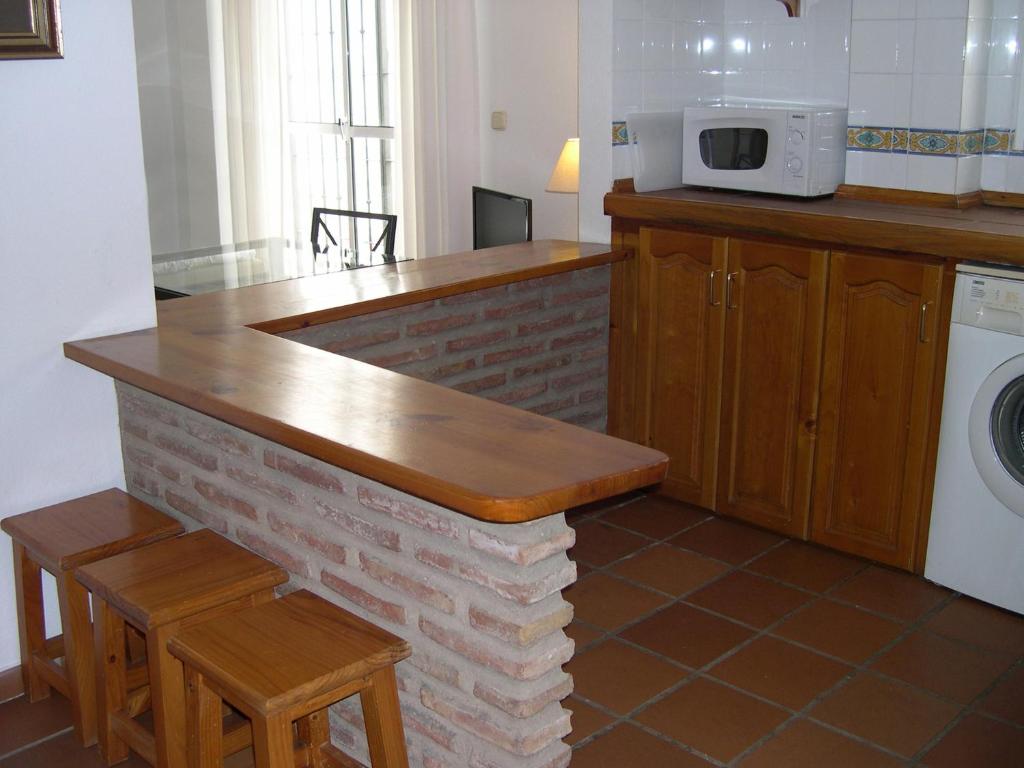 A kitchen or kitchenette at Apartamentos Turísticos La Mundial