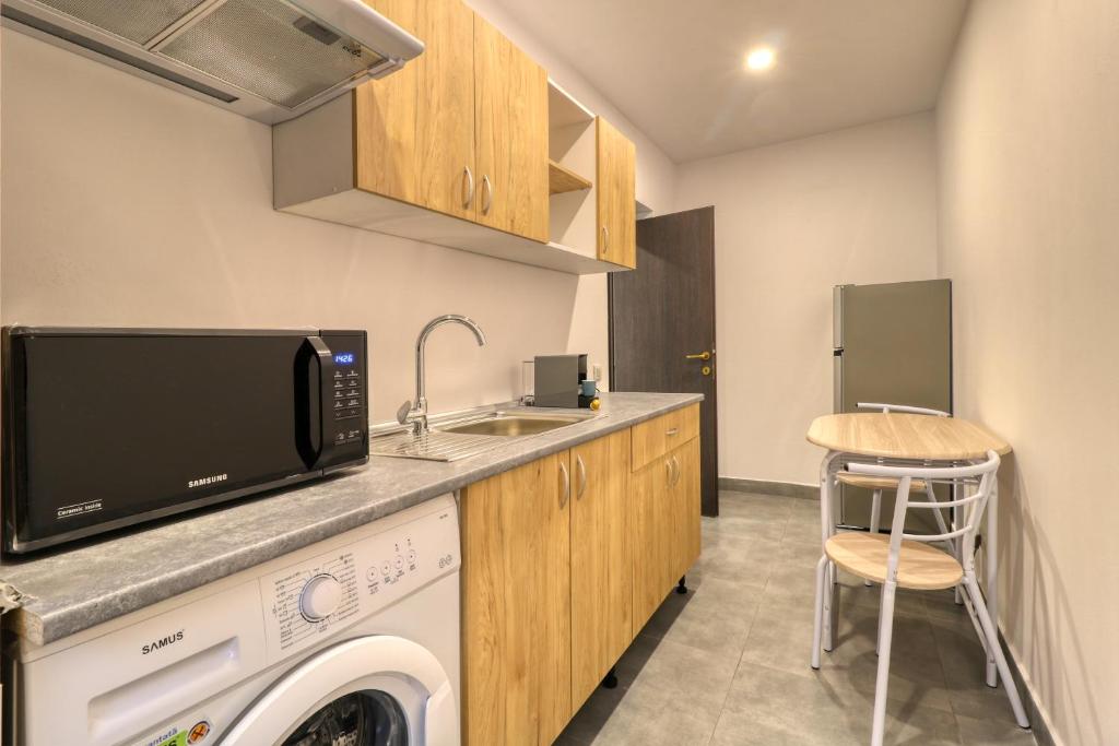 2 Hidden Gems - all U need - by Uni88 Apart Hotel - Resim 4