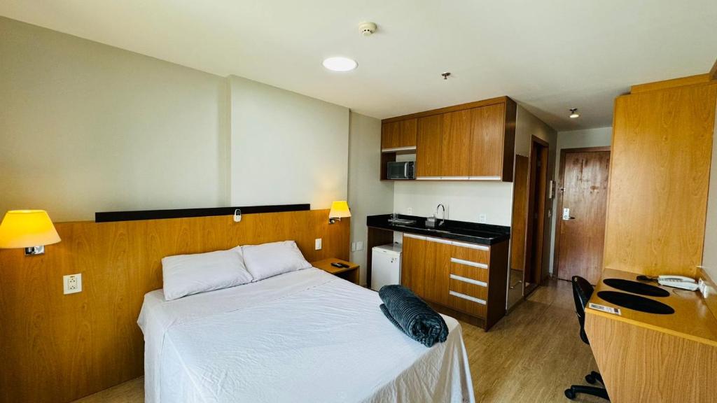 En eller flere senge i et værelse på Flat aconchegante 5 andar