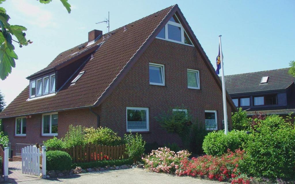 una casa de ladrillo marrón con techo de gambrel en Haus Möweninsel, en Neue Tiefe Fehmarn