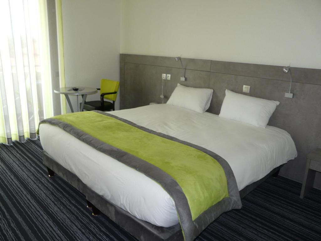 Postel nebo postele na pokoji v ubytování Hotel Le Chatard