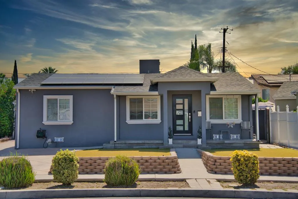 Stylish 3BR, 2BA Home , Sleeps 8 - King Bed, Firepit, Near Universal, SoFi
