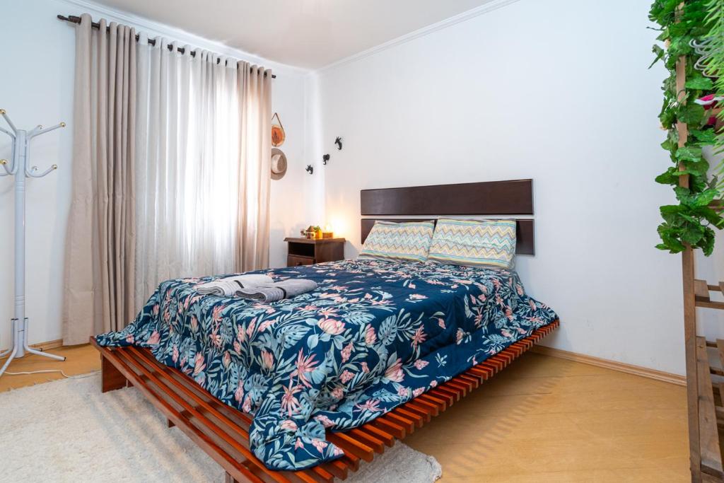 Ένα ή περισσότερα κρεβάτια σε δωμάτιο στο Apartamento aconchegante no bairro Nova Petrópolis