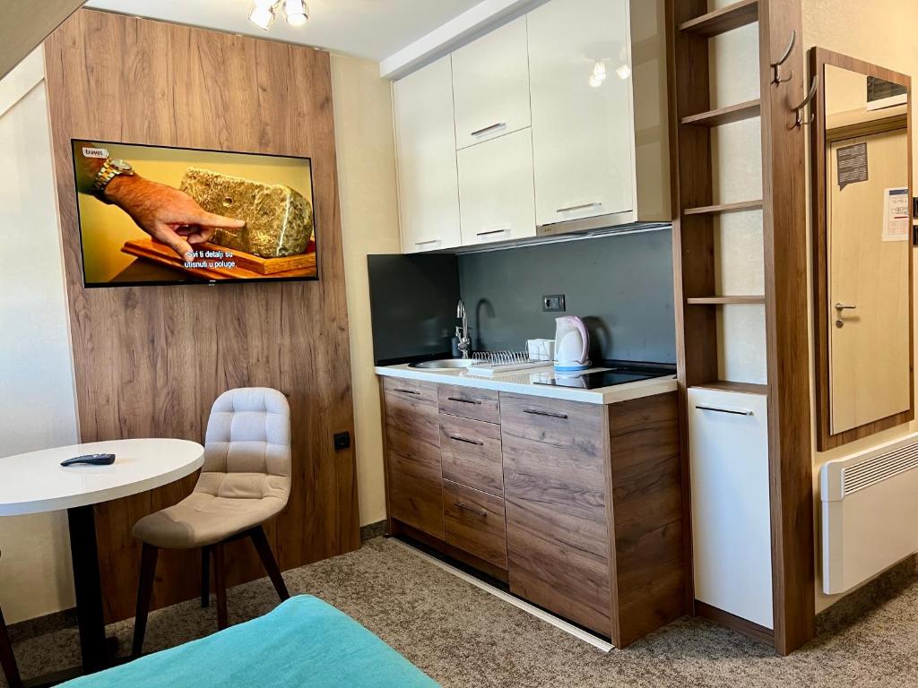 Select Lux Angella-Konaci - استوديو