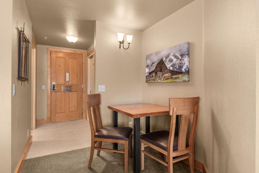 The Steamboat Grand - Estudio