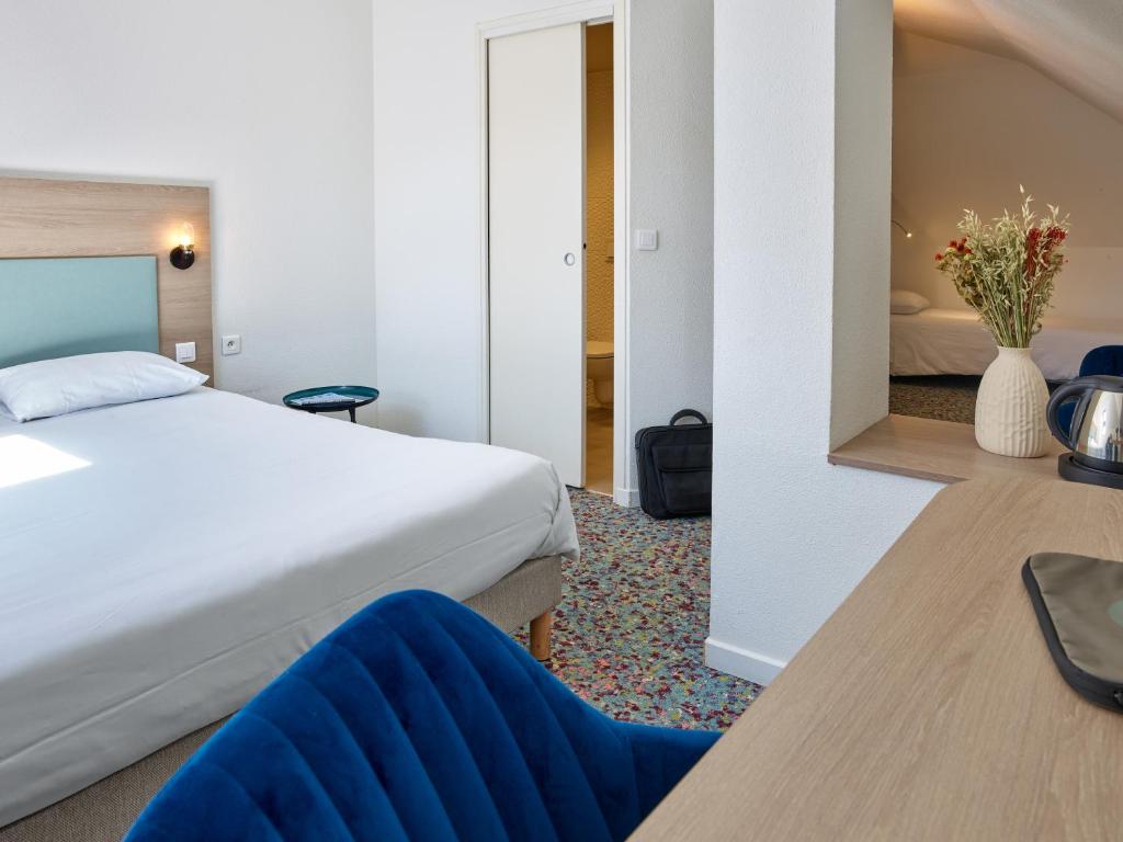 Postel nebo postele na pokoji v ubytování Hôtel REVOTEL Nancy Centre Gare et Congrès