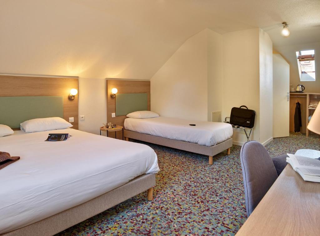 Postel nebo postele na pokoji v ubytování Hôtel REVOTEL Nancy Centre Gare et Congrès