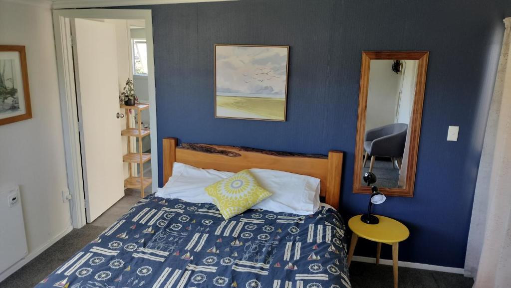 Un pat sau paturi într-o cameră la Self-Contained Sleep out