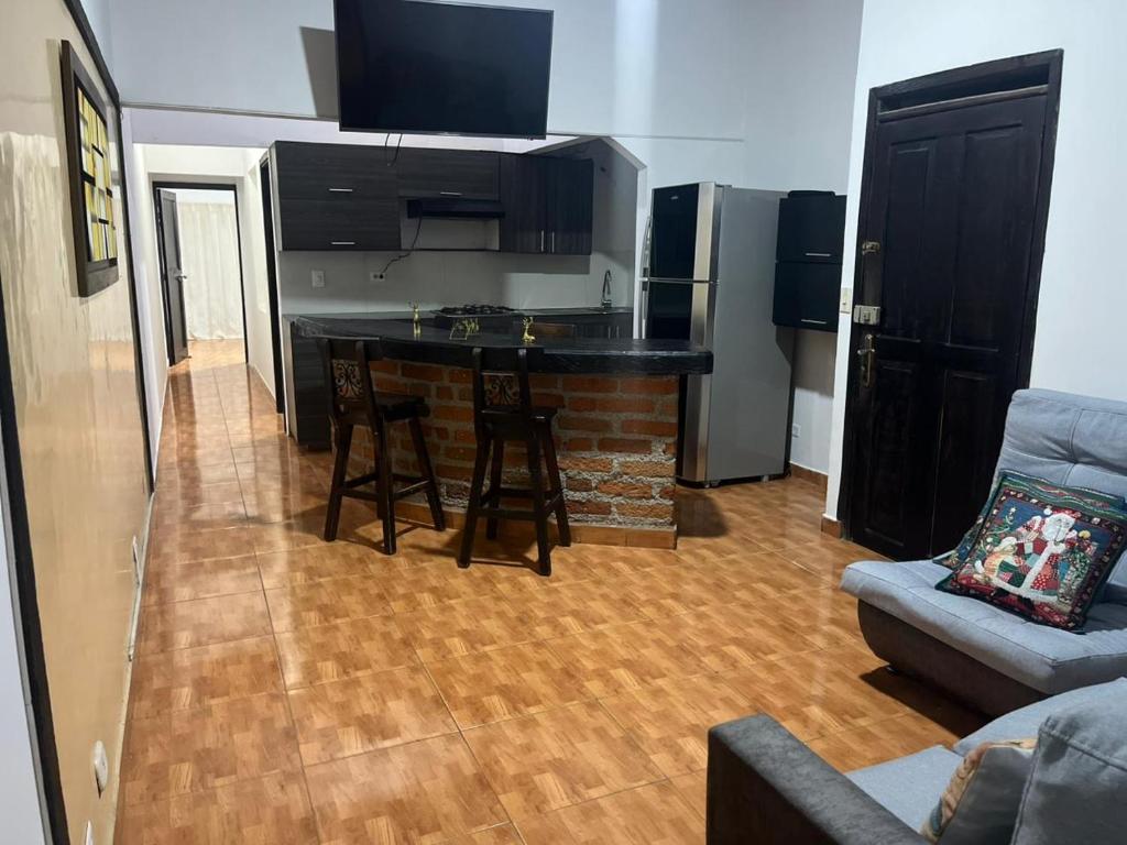 uma cozinha com um bar numa sala de estar em donde la abuela Josefa em Quimbaya