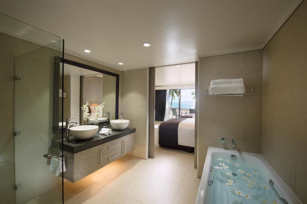 Letto o letti in una camera di DoubleTree by Hilton Fiji - Sonaisali Island