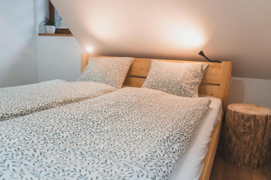 Postel nebo postele na pokoji v ubytování Wellness Chalupa Krajanka