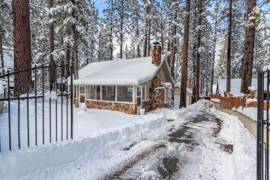 THE TREE SPOT - EV Charger - Close to Lake and Slopes - Three-Bedroom Holiday Home