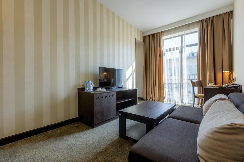 TV a/nebo společenská místnost v ubytování Citrus Hotel