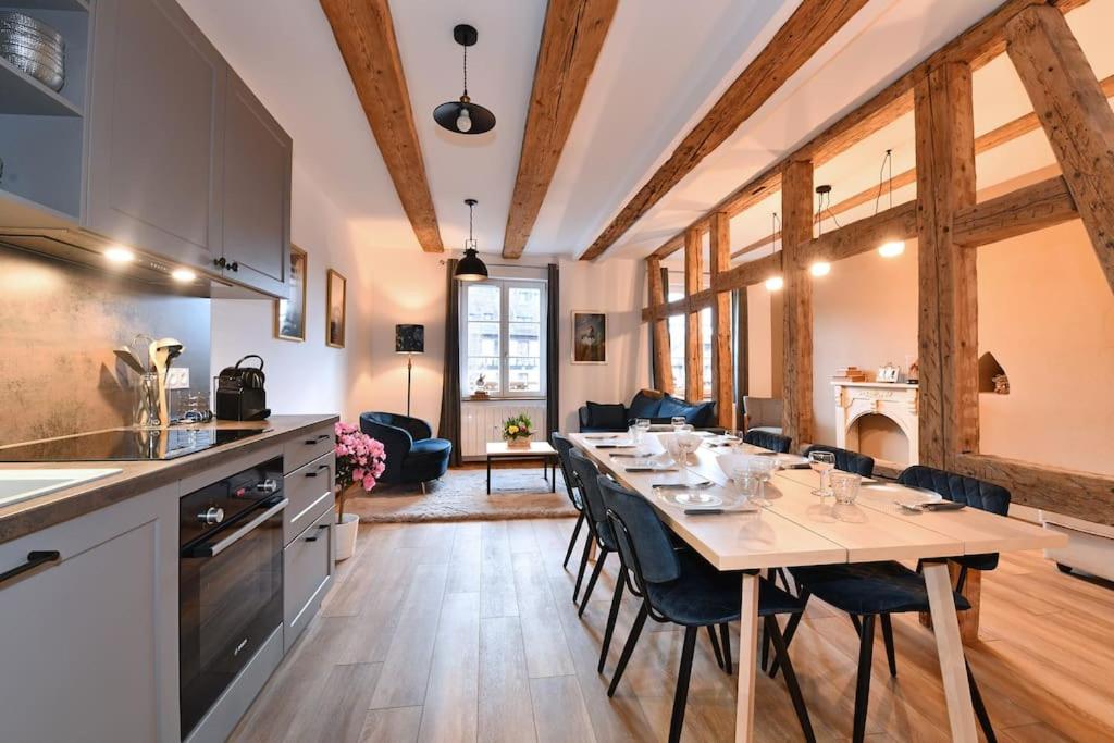 une cuisine et une salle à manger avec une table et des chaises dans l'établissement My Way - 4 guests - 2BR - Little Venise, à Colmar