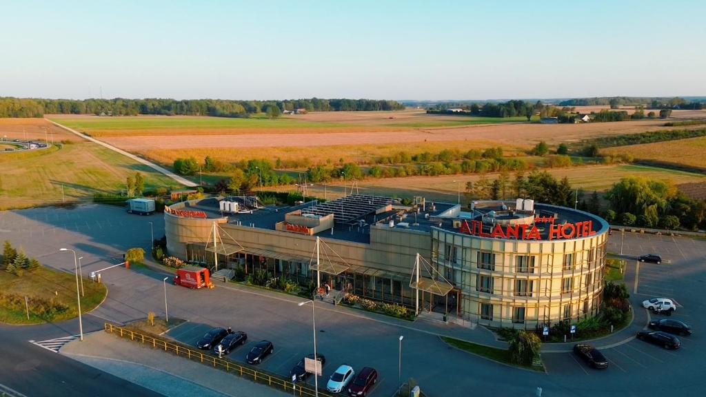 an aerial view of a hotel with a parking lot at Hotel Atlanta in Stare Jeżewo