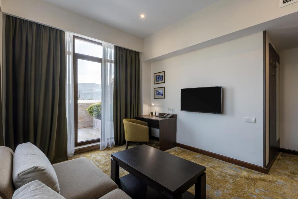 TV a/nebo společenská místnost v ubytování Citrus Hotel