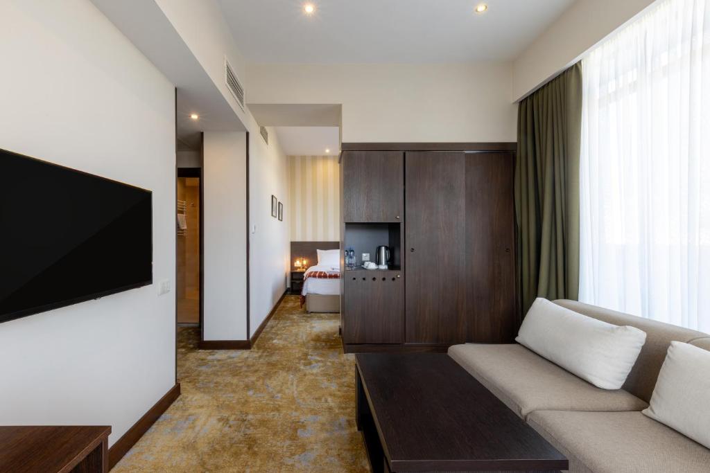TV a/nebo společenská místnost v ubytování Citrus Hotel
