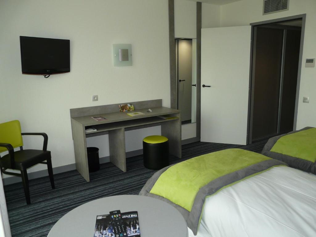 TV a/nebo společenská místnost v ubytování Hotel Le Chatard