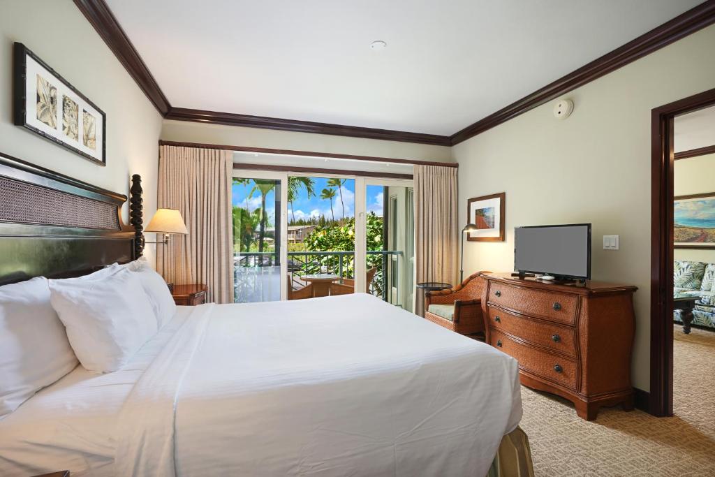 Postel nebo postele na pokoji v ubytování Waipouli Beach Resort and Spa Kauai by OUTRIGGER