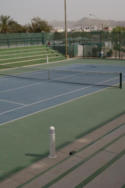 Tenis a/nebo squash v ubytování Al Falaj Hotel nebo okolí