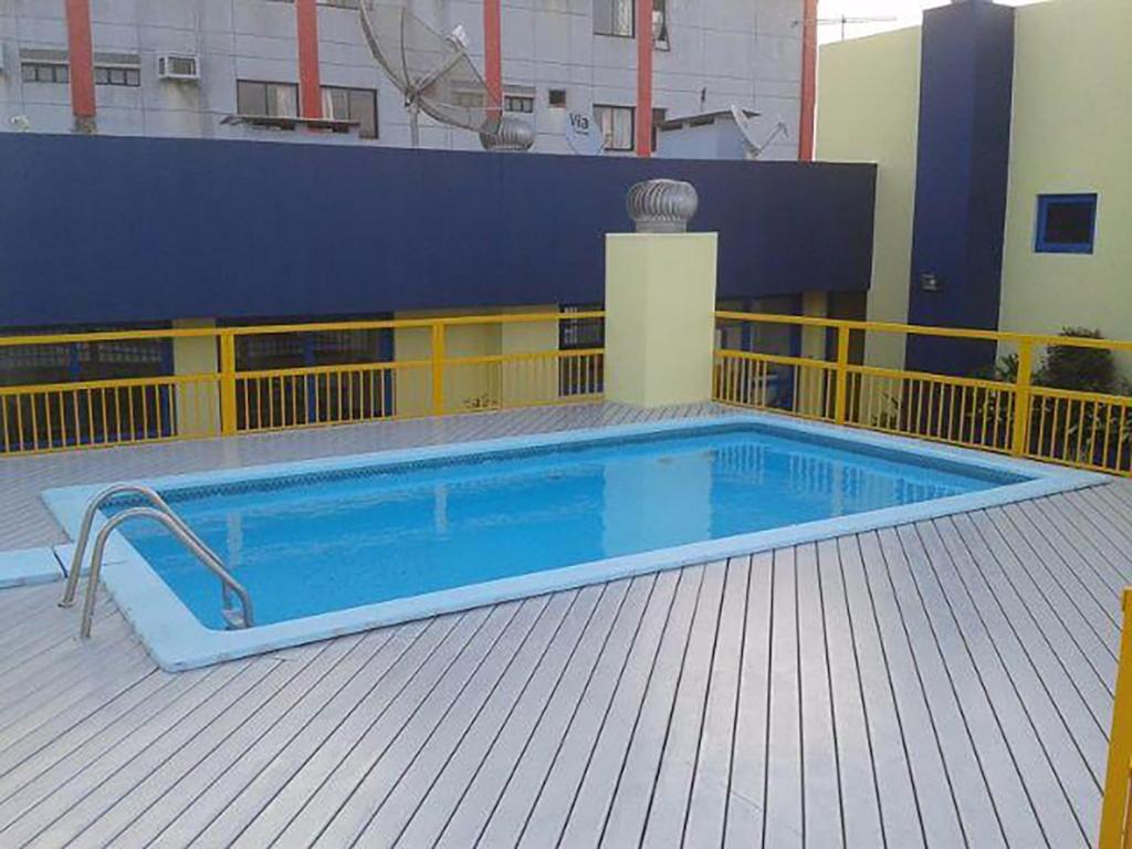 una piscina en la parte superior de un edificio en Apartamento 3 quartos - 2 Quadras da Prainha - Torres RS, en Torres