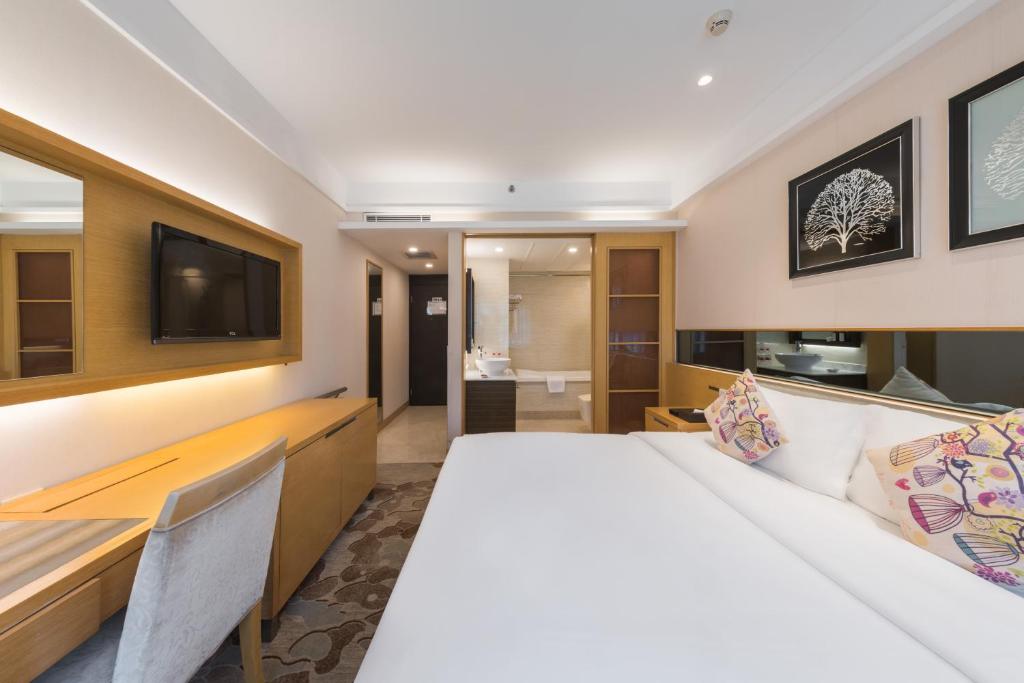 Postel nebo postele na pokoji v ubytování Shenzhen Shekou Honlux Apartment (Sea World)