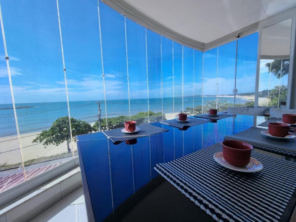 a room with a view of the ocean at Jequitibá Rosa - frente ao Mar na Praia de Meaípe, Guarapari in Guarapari
