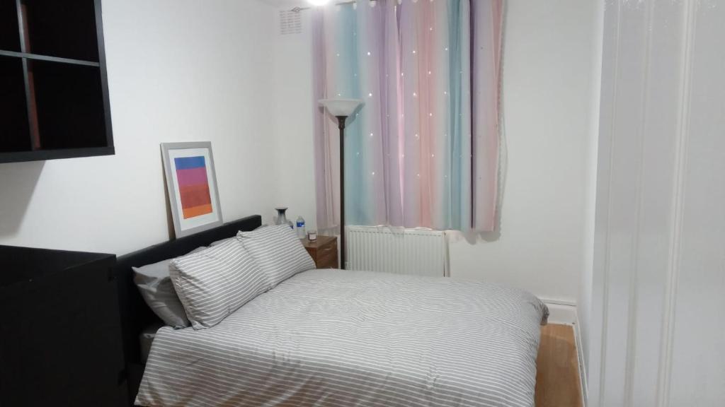 Voodi või voodid majutusasutuse Exclusive Luxurious Double Bedroom in a Beautiful Shared Flat Close to Transit & Grocery Stores toas