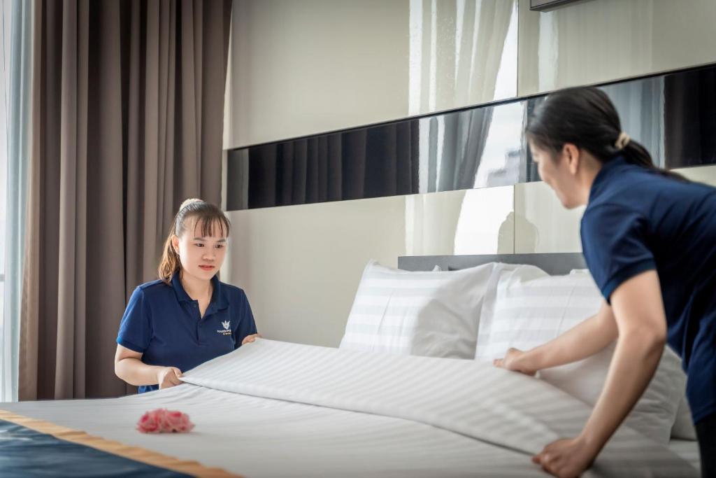 Giường trong phòng chung tại Poseidon Nha Trang Hotel
