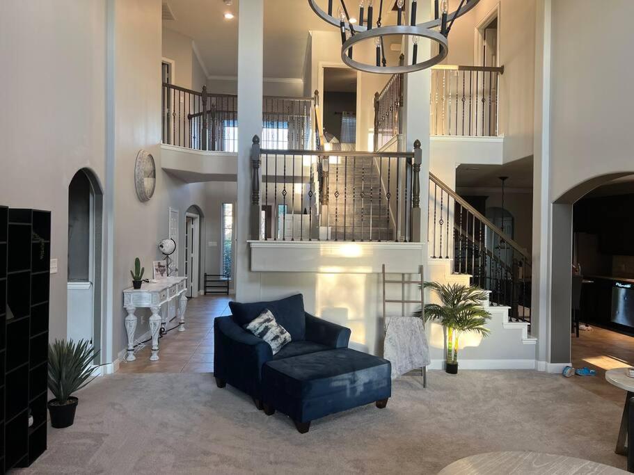 Un lugar para sentarse en Taste of Texas Luxury Lakeside Beauty