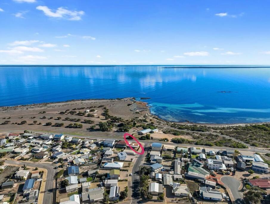 an aerial view of a resort next to the ocean at Wilgra By The Beach in Wauraltee