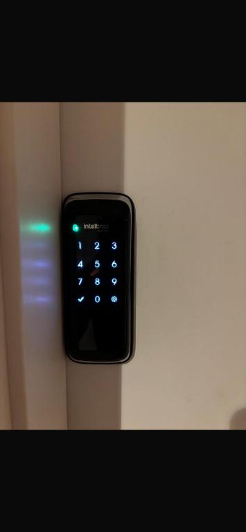 a remote control on the side of a wall at Granja Brasil Flat Itaipava in Araras Petropolis