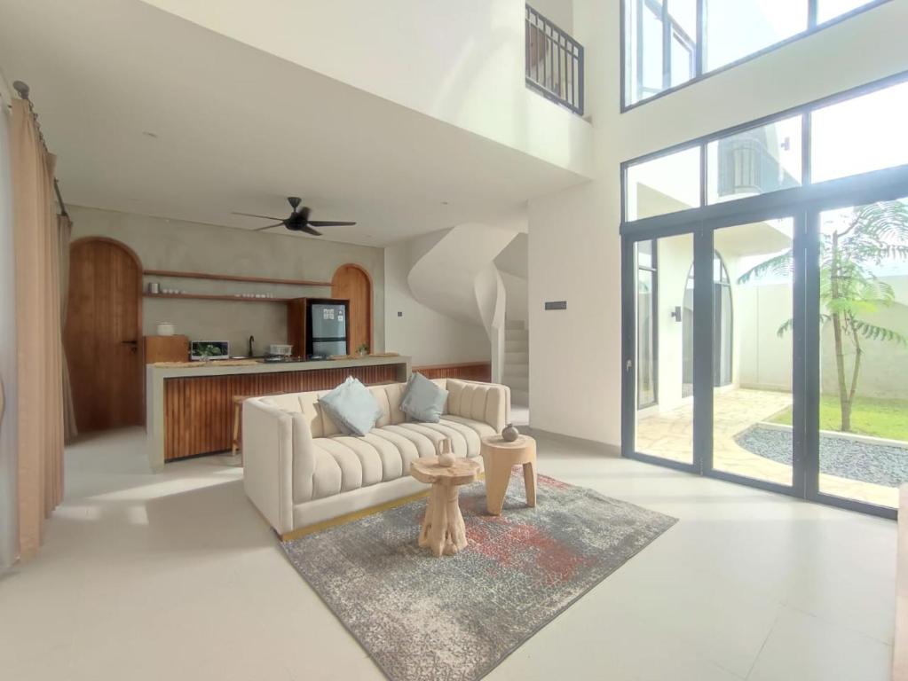 Køkken eller tekøkken på Mandapa Villa Kedungu by ABM