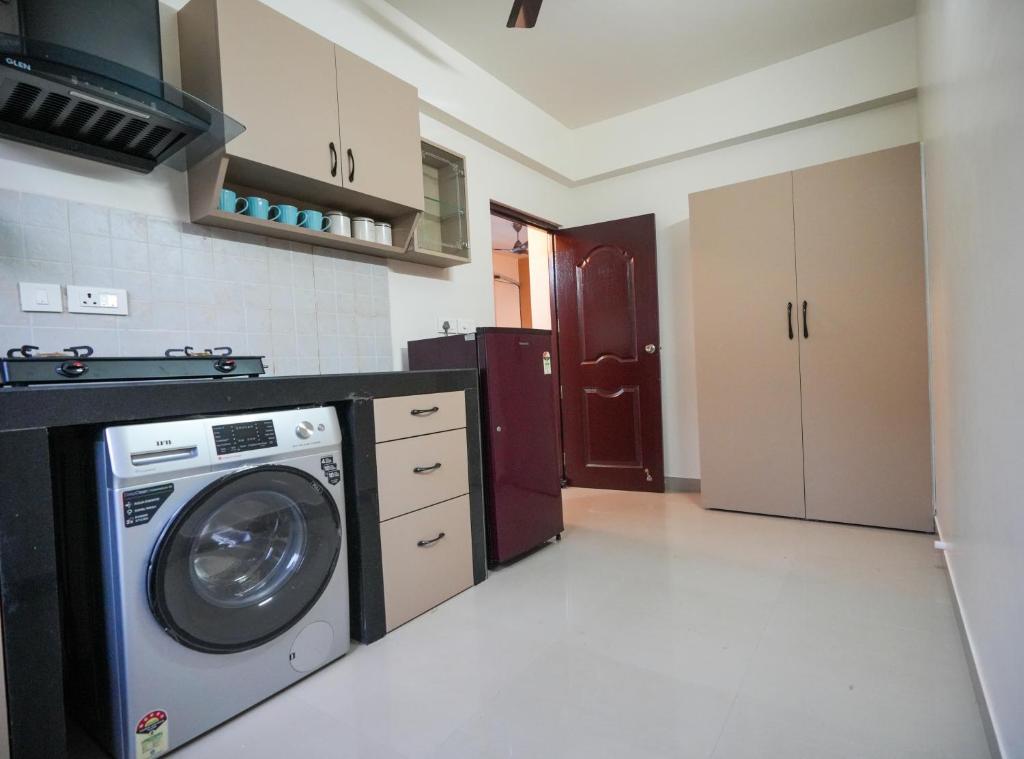 Kuchyň nebo kuchyňský kout v ubytování 1 BHK Near Varca Beach