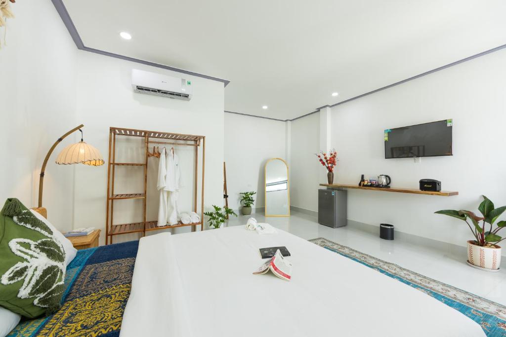 TV a/nebo společenská místnost v ubytování Cỏ Hai Lá Homestay