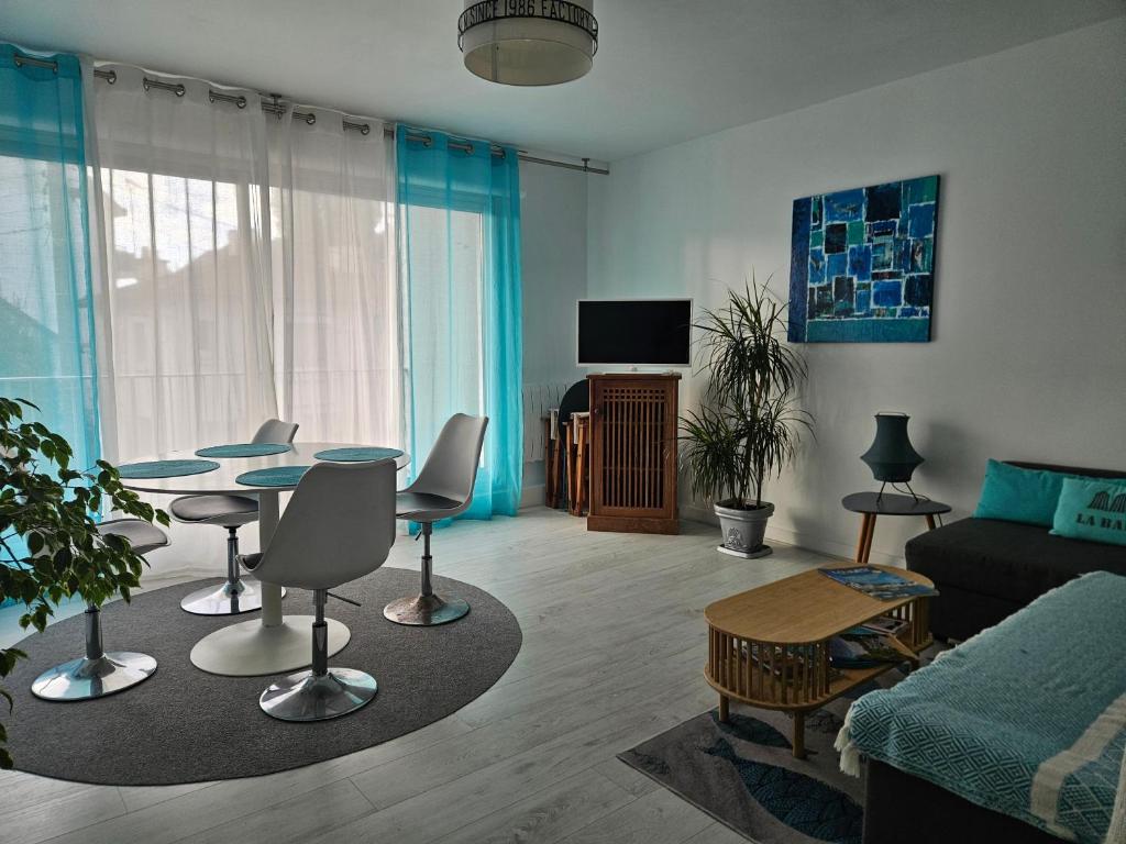 un salon avec une table et un canapé dans l'établissement LA BAULOISE, à La Baule