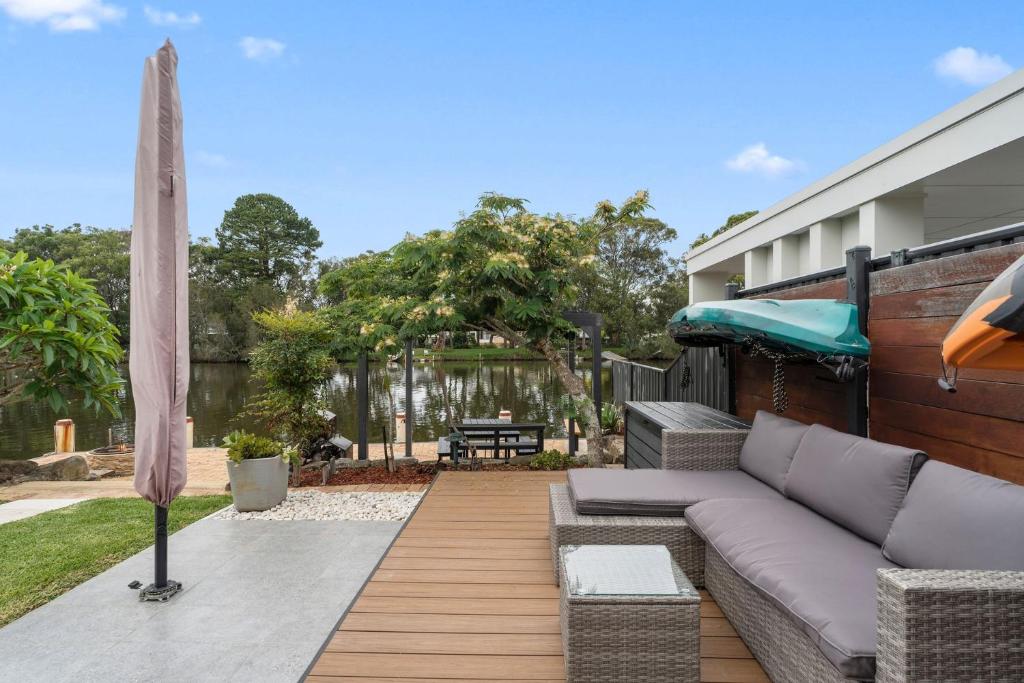 Posezení v ubytování The Boathouse -Pool and Private Slip