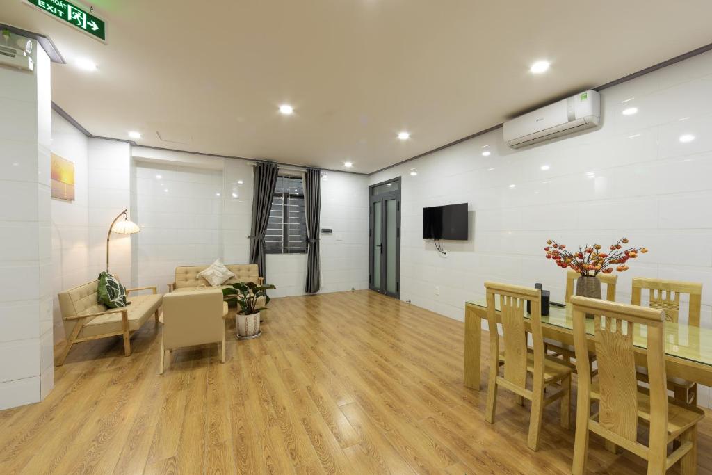TV a/nebo společenská místnost v ubytování Cỏ Hai Lá Homestay