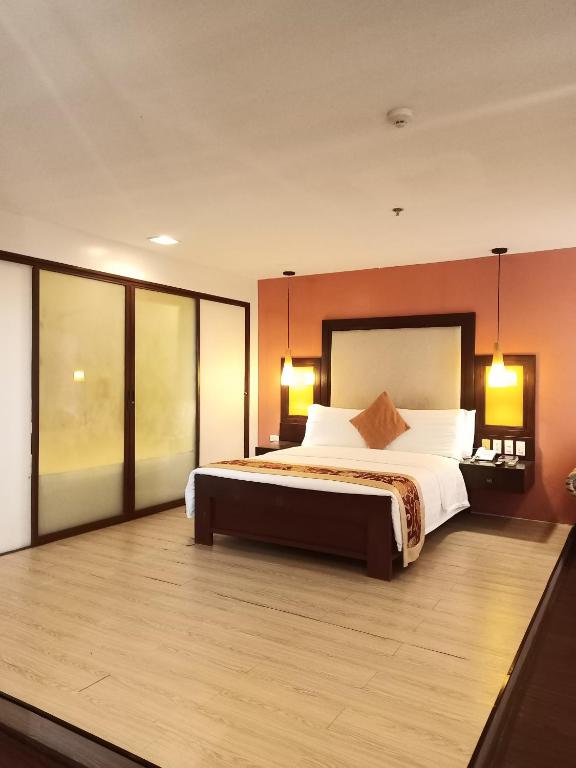 Postel nebo postele na pokoji v ubytování Coron Gateway Hotel & Suites