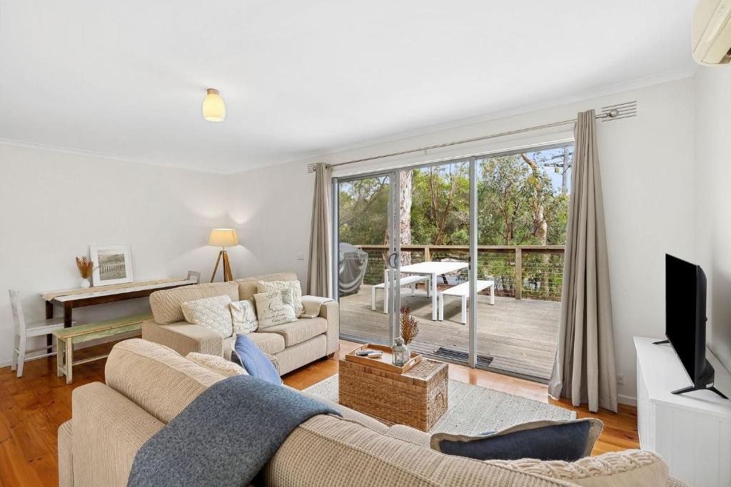 un soggiorno con un divano e una televisione di 2 Russell a Anglesea