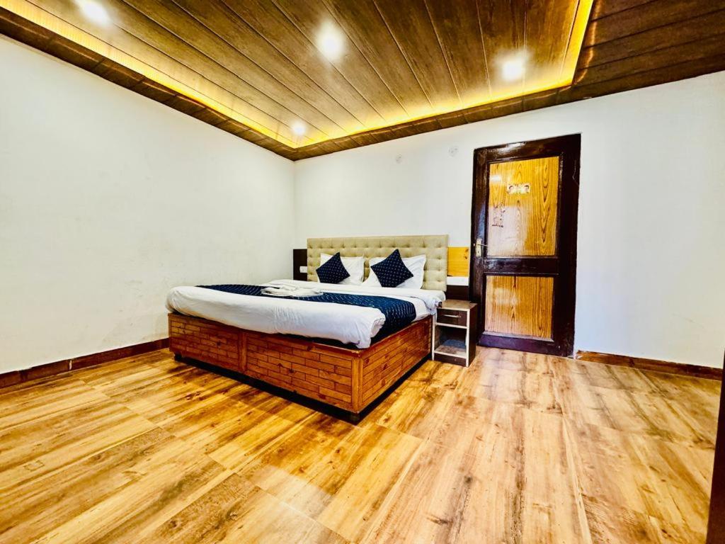 Postel nebo postele na pokoji v ubytování RV Cottage & Rooms - The Silken Stay #Royal View #Near Mall Manali