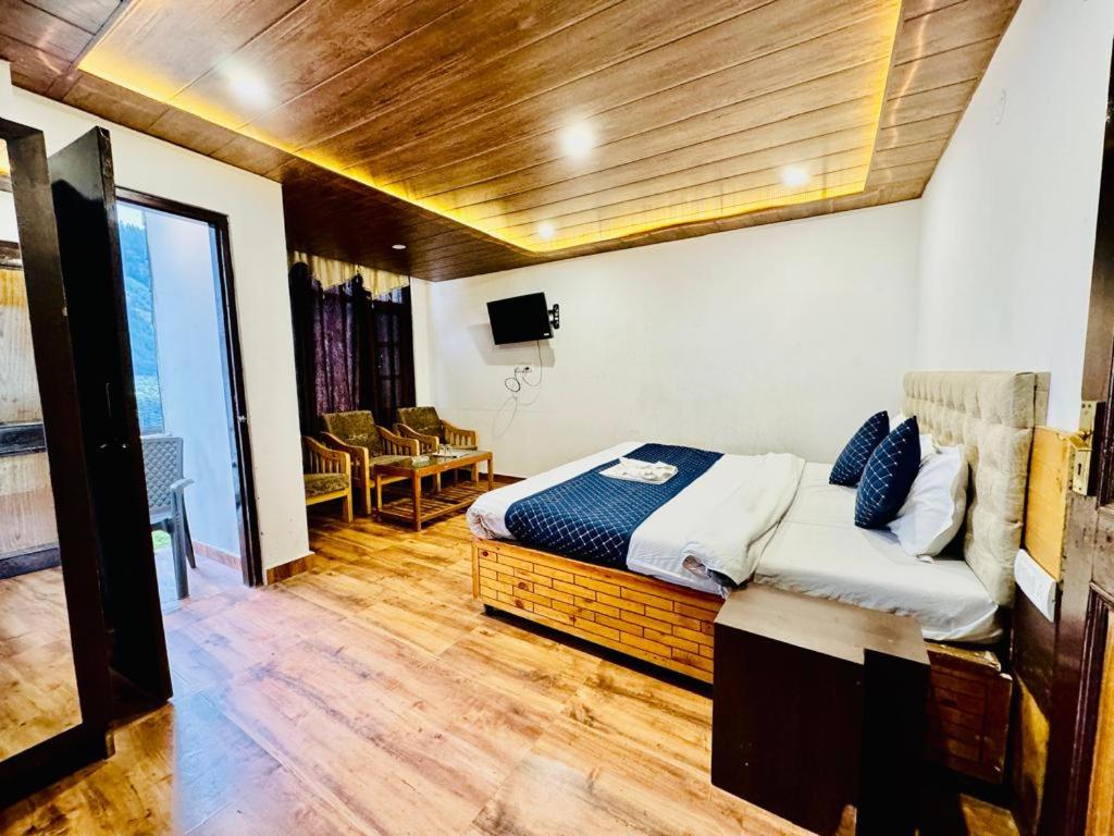 Postel nebo postele na pokoji v ubytování RV Cottage & Rooms - The Silken Stay #Royal View #Near Mall Manali