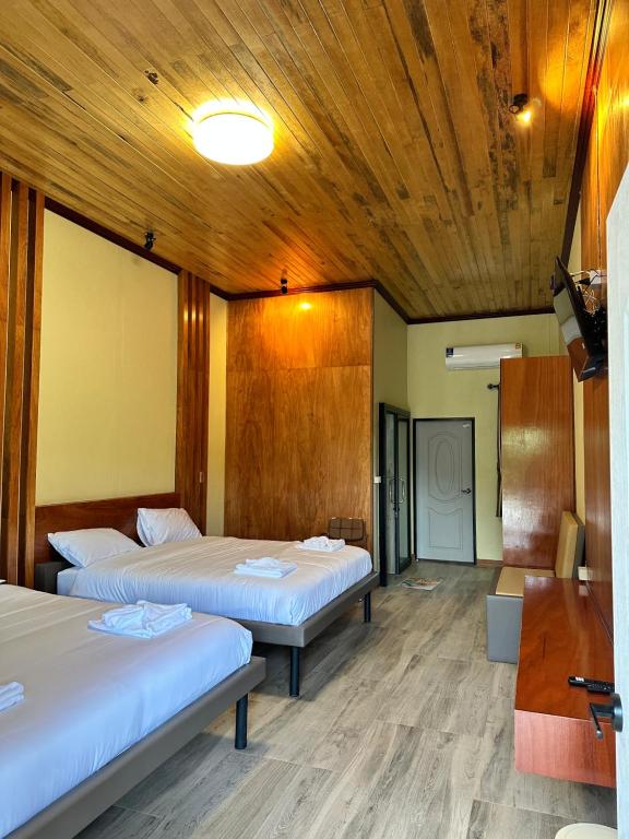Postel nebo postele na pokoji v ubytování Phangnga Save House - เซฟเฮาส์พังงา