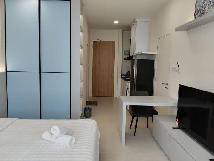 Ένα ή περισσότερα κρεβάτια σε δωμάτιο στο Urban Riverview Couple Suite - Riverine Kuching